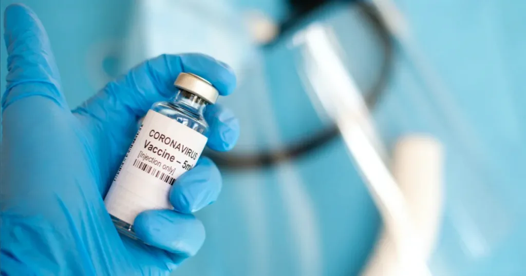 Agora, o Brasil aguardo a chegada de 2 milhões de doses da vacina Oxfordo-Astrazeneca produzida pelo Instituto Serum da Índia