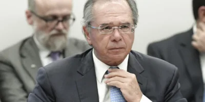 Guedes interrompe férias para participar de reunião no Planalto