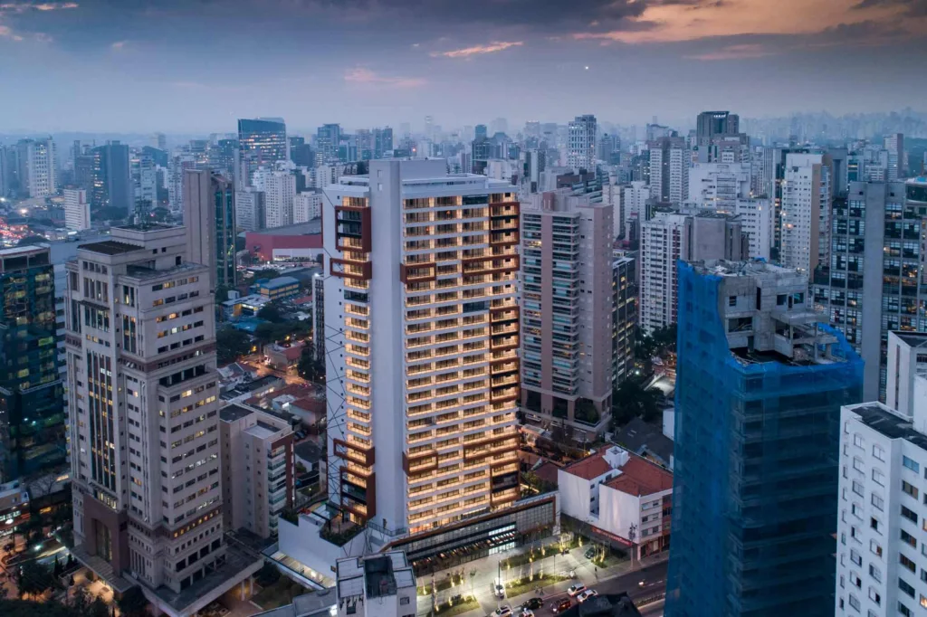 As ações da HBR Realty (HBRE3) operam em alta na manhã desta terça-feira (26), em sua estreia na B3.