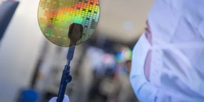 Escassez de semicondutores corta produção de milhões de carros