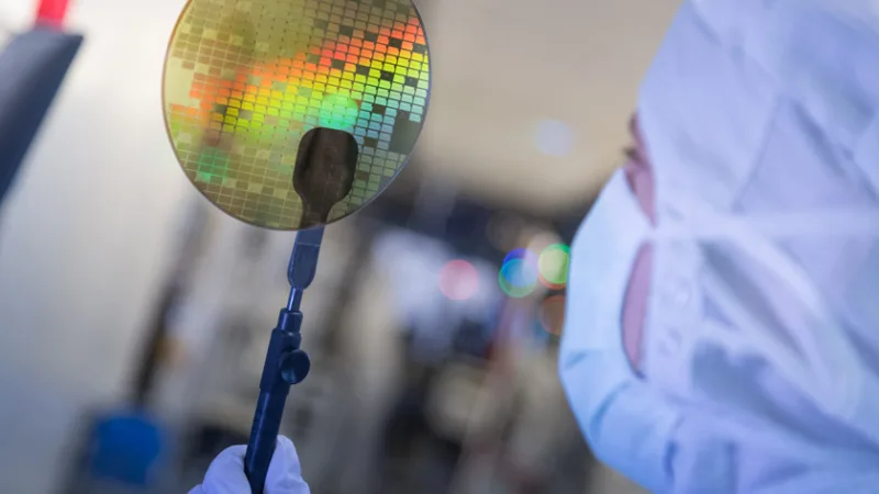 Escassez de semicondutores corta produção de milhões de carros
