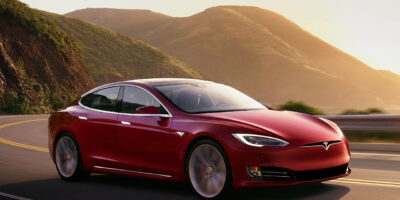 Tesla chama recall de 135 mil carros após pressão de órgão regulador