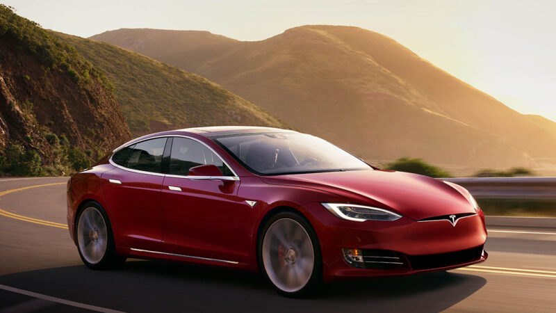 Tesla chama recall de 135 mil carros após pressão de órgão regulador