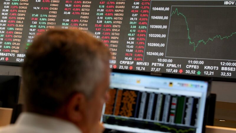 Ibovespa tem queda de 0,7%, a 118 mil pontos, com mercado atento à prévia do PIB