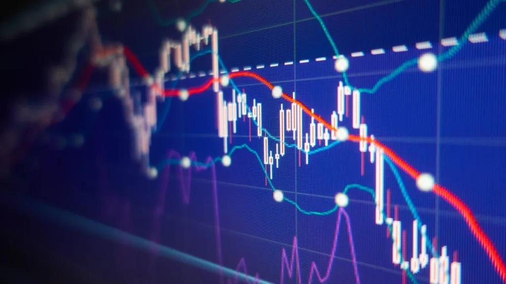 Digerindo a mudança do rumo da taxa básica de juros da economia (Selic), o Ibovespa opera em leve queda.