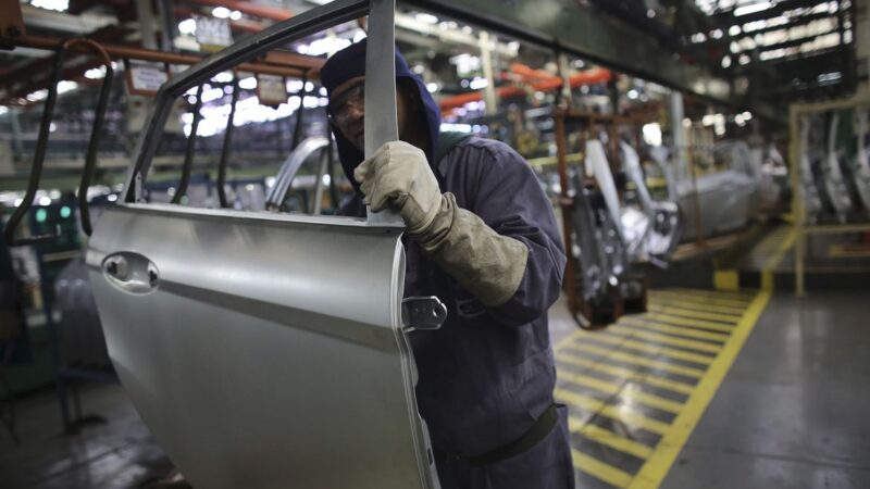 Produção industrial sobe 0,9% em dezembro ante novembro, revela IBGE