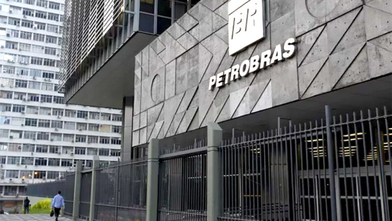 Ações da Petrobras (PETR4) mergulham mais de 6% com ruído político