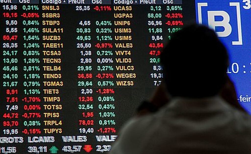 O Ibovespa iniciou a semana em queda, contrariando Wall Street