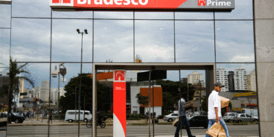Bradesco (BBDC4), Santander (SANB11) e Itaú (ITUB4) despencam no Ibovespa com suspensão do crédito consignado; veja cotações