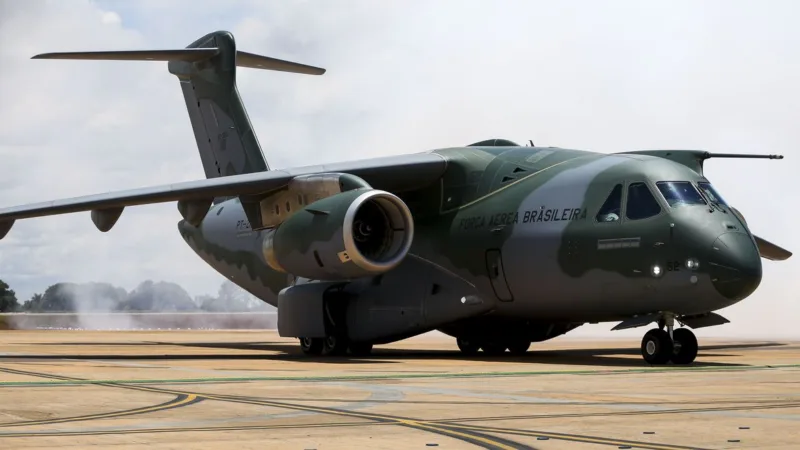 Embraer (EMBR3) inverte para queda após disparada; mercado vê movimento especulativo