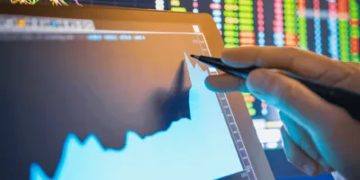 Ibovespa abre em alta, com definição no Congresso e espera por estímulos