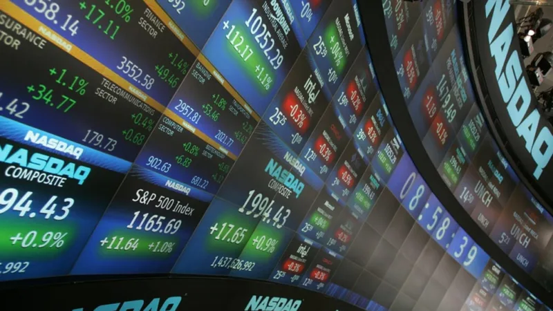 Bolsas mundiais permanecem no vermelho, puxadas por tecnologia; Nasdaq cai 1,9%