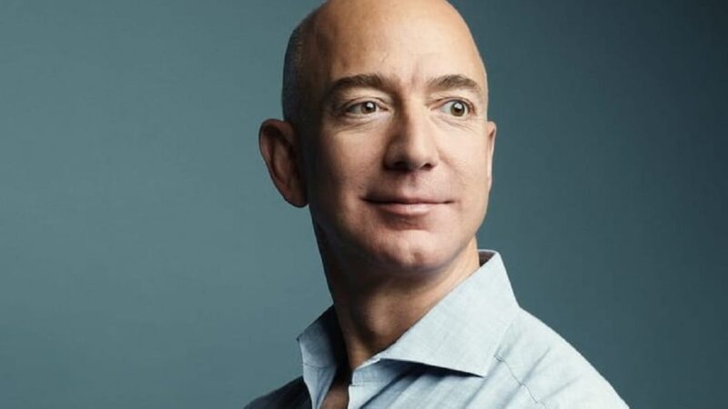 Jeff Bezos revolucionou o mundo dos livros e disputa o espaço com Elon  Musk; saiba como o dono da  se tornou o terceiro homem mais rico do  mundo - Seu Dinheiro
