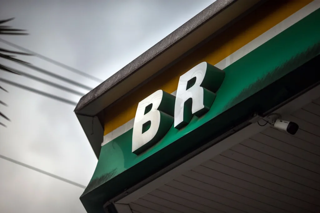 A BR Distribuidora (BRDT3) informou ao mercado, na manhã desta terça-feira (2), que concluiu a aquisição da Targus.