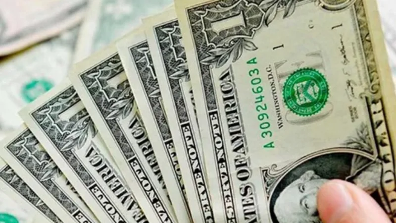 Dólar avança 1,27% com aversão ao risco após intervenção na Petrobras (PETR4)