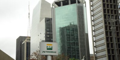 Petrobras (PETR4) marca AGE para trocar presidente e reafirma política de preços