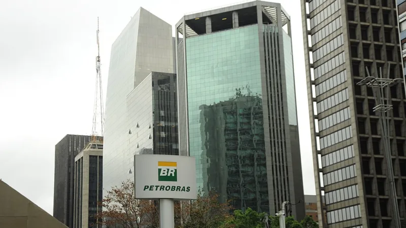 Petrobras (PETR4) marca AGE para trocar presidente e reafirma política de preços