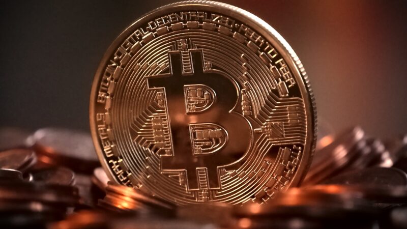 Bitcoin: Preço tem novo recorde e valor de mercado passa de US$ 1 tri