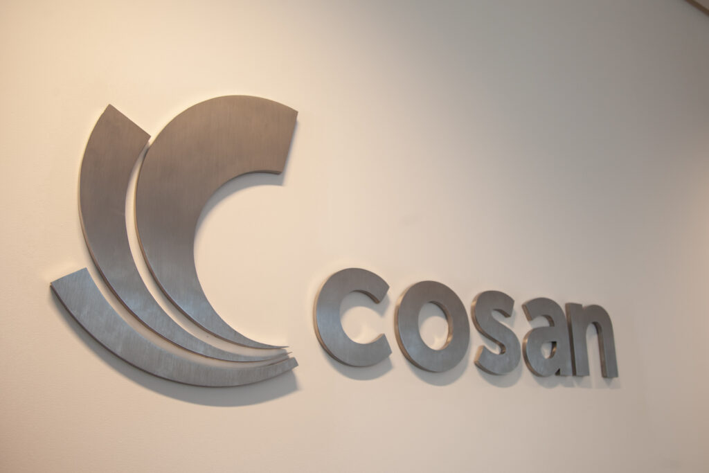 Por volta das 15h40 desta quarta-feira (17), a ação da Cosan, negociada na Bolsa de Valores de São Paulo (B3) sob o código CSAN3, operava em alta de 6,88%, aos R$ 94,86.