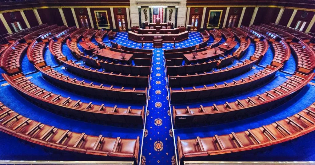 O pacote de estímulos de US$ 1,9 trilhão agora segue para aprovação no Senado