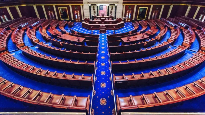 Câmara dos EUA aprova pacote de estímulos de Joe Biden; texto segue para o Senado