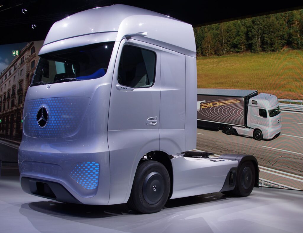 A Daimler comunicou sua intenção de separar sua unidade de caminhões de sua fabricante de carros Mercedes-Benz