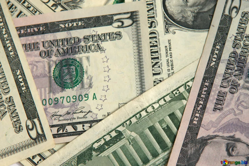 O dólar fecha em leve alta
