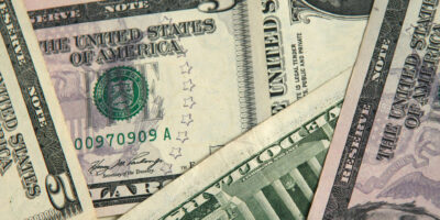 Dólar fecha em leve alta, em dia de sessão instável