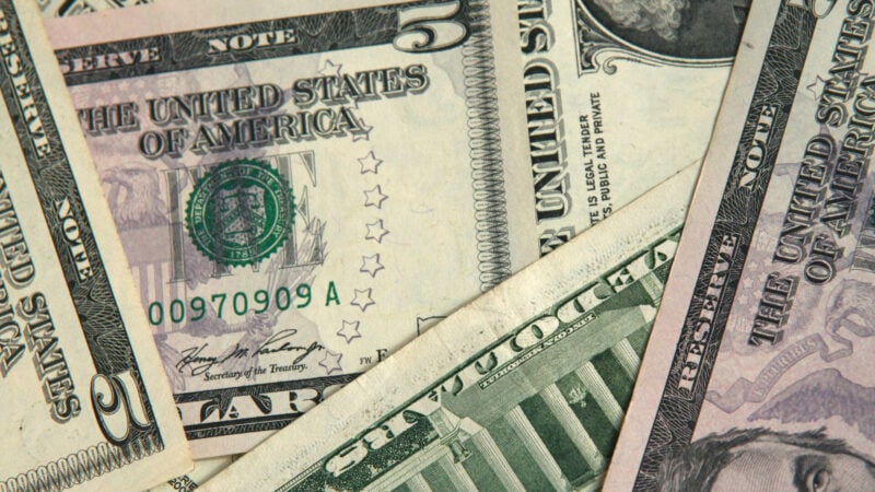 Dólar fecha em leve alta, em dia de sessão instável
