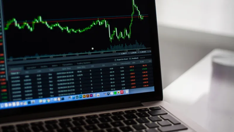 Ibovespa, na contramão do exterior, opera em queda; Petrobras (PETR4) cai 4% após fala de Bolsonaro