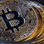 Bitcoin recua após recorde e investidores buscam refúgio em ouro e cripto
