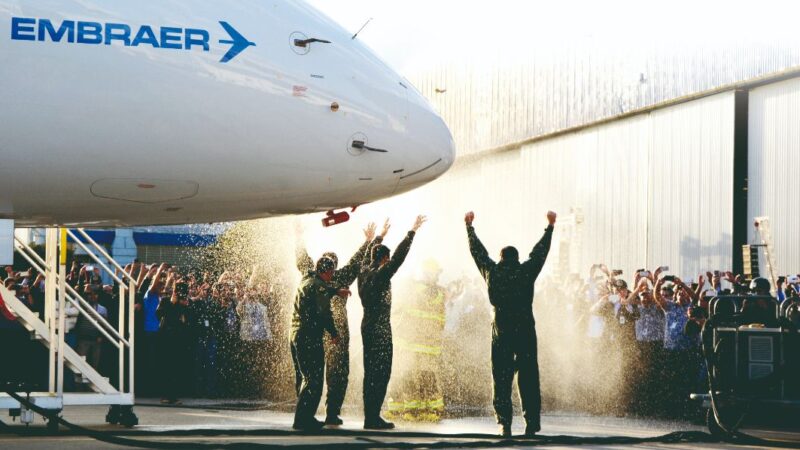 Embraer (EMBR3): Fitch reafirma rating BB+com perspectiva negativa