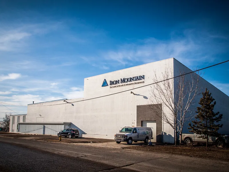 A Iron Mountain é uma empresa global dedicada a armazenar, proteger e gerenciar informações e ativos.