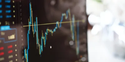 Ibovespa opera no vermelho aguardando política monetária; Banco Inter (BIDI11) avança 7%