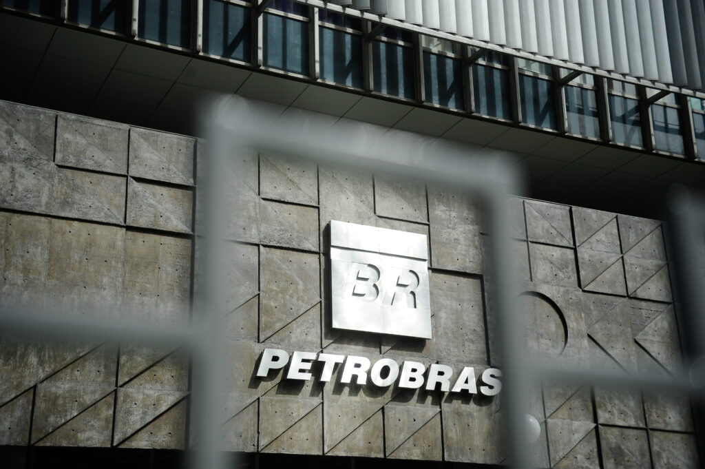 A Petrobras (PETR4) demitiu, nesta segunda-feira (29) seu gerente-executivo de recursos humanos, Cláudio da Costa