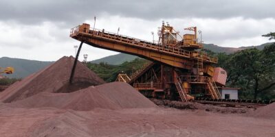 Minério de ferro despenca após alerta da China sobre especulação excessiva