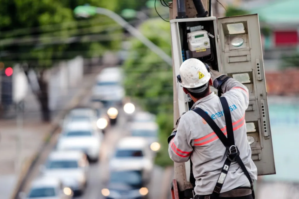 Energisa (ENGI11, ENGI3, ENGI4) - Funcionário em poste de iluminação pública