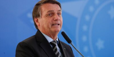 ‘Ninguém está furando teto, não’, afirma Bolsonaro após proposta que estoura o teto de gastos