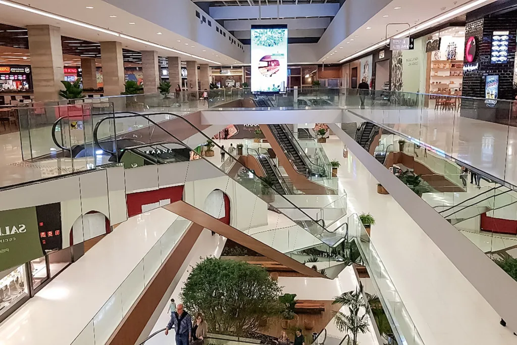 Com Polishop e Ponto liderando, shoppings fecham 127 lojas em agosto