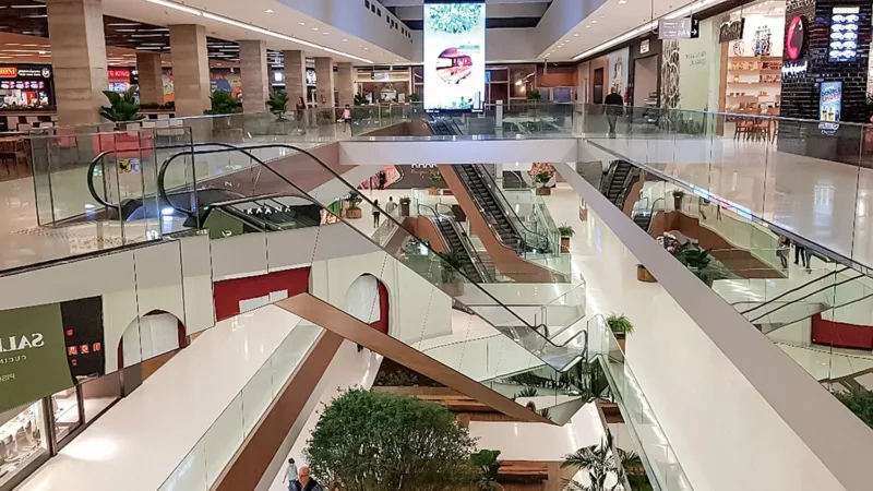 Shoppings fecham 127 lojas em agosto, com Polishop liderando