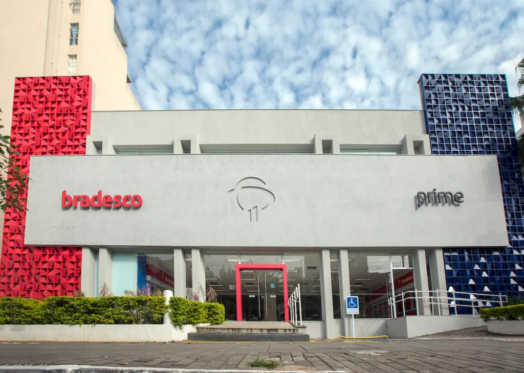 Bradesco (BBDC4) fora do ar e; IRDM11, Sanepar (SAPR11) e CPFL (CPFE3) anunciam proventos.