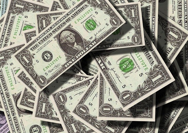 Dólar opera em queda de 0,36%, negociado a R$ 5,75