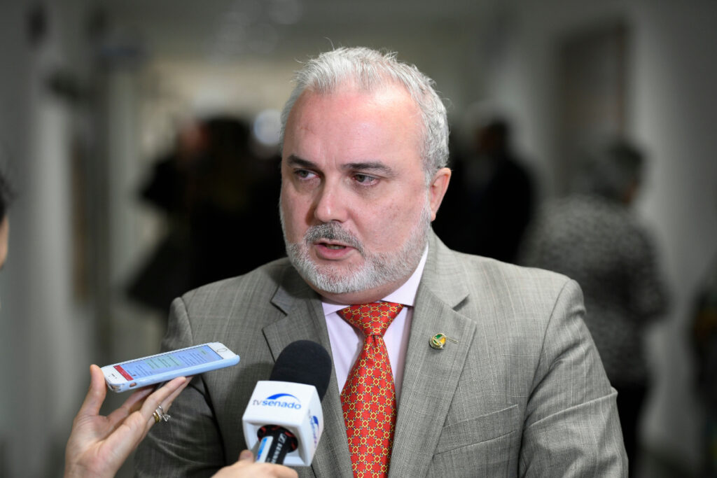 Prates discute com ministro sobre preços da Petrobras