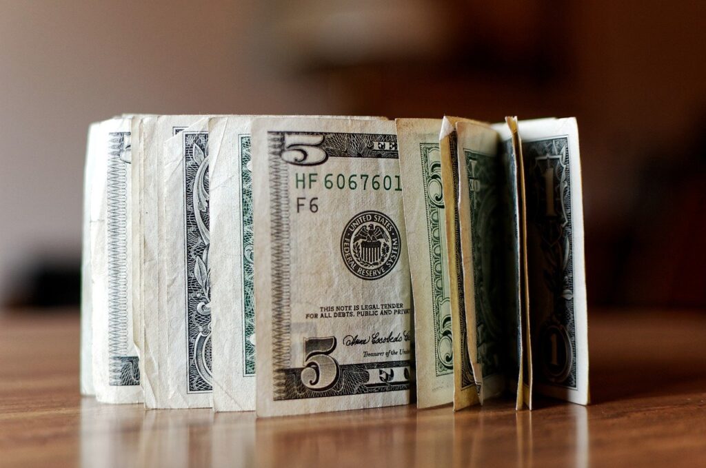 Dólar termina o dia com viés de baixa, mas sobe 1,85% na semana