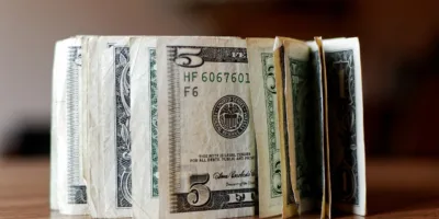 Dólar dispara ao maior nível em um mês, após falas de dirigente do Fed sobre juros