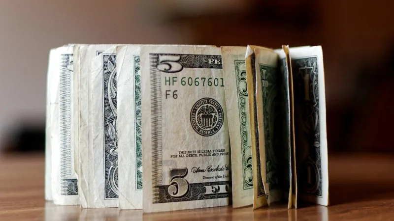 Dólar dispara ao maior nível em um mês, após falas de dirigente do Fed sobre juros