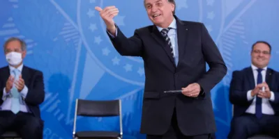 Bolsonaro assina MP e libera venda direta de combustível de outras marcas