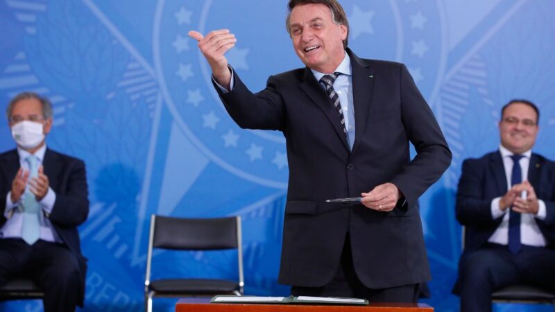 Bolsonaro assina MP e libera venda direta de combustível de outras marcas