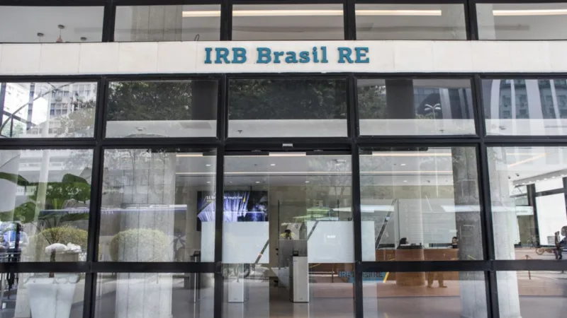 CVM processa ex-executivos do IRB (IRBR3) por mentir sobre participação de Buffett