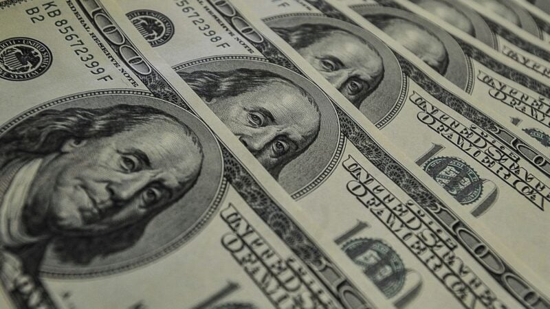 Dólar abre em alta de 0,7%, próximo dos R$ 5,70, com cenário interno no radar